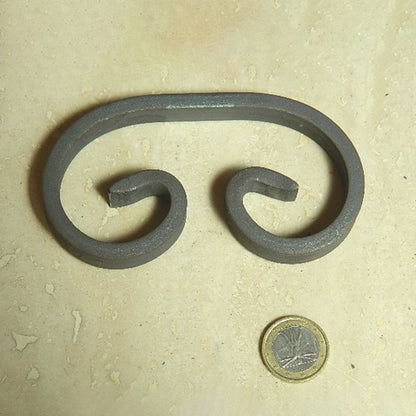 Riccio decorativo a C in ferro battuto 110x60 mm