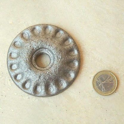 Fiore decorativo in ferro battuto per inferriate, cancelli e ringhiere - Ø 65 mm, spessore 10 mm, foro ø 12,5 mm